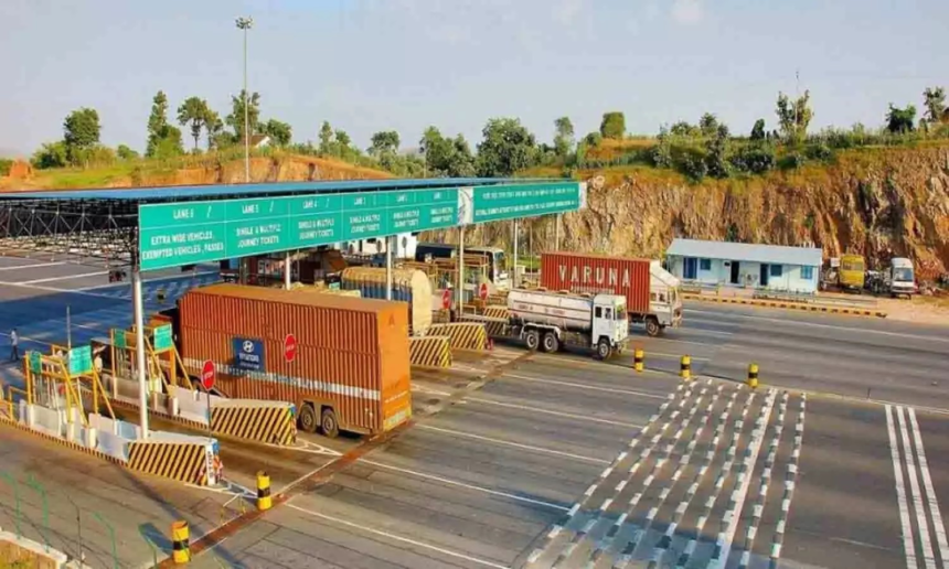 Toll Plaza 20 KM Rule: ટોલ પ્લાઝાથી તમારું ઘર કેટલા કિલોમીટર દૂર હોય તો પૈસા નહીં આપવા પડે? જાણો સરકારી નિયમો અને છૂટ મેળવવાની રીત. 1 Toll Plaza 20 KM Rule