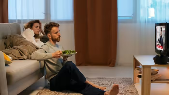 Smart TV Viewing Distance: આંખો માટે જરૂરી: સ્માર્ટ ટીવી કયા અંતરથી જોવું જોઈએ? ૩૨, ૪૩ કે ૫૫ ઇંચ સ્ક્રીન માટે યોગ્ય દૂરી જાણો 1 Smart TV Viewing Distance