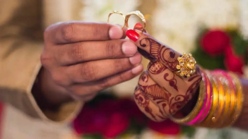 Inter-Caste Marriage Scheme: આંતર-જ્ઞાતિય લગ્ન કરશો તો સરકાર આપશે ₹2.5 લાખ: જાણો કઈ છે યોજના અને તેનો લાભ કેવી રીતે મળે? 1 Inter-Caste Marriage Scheme