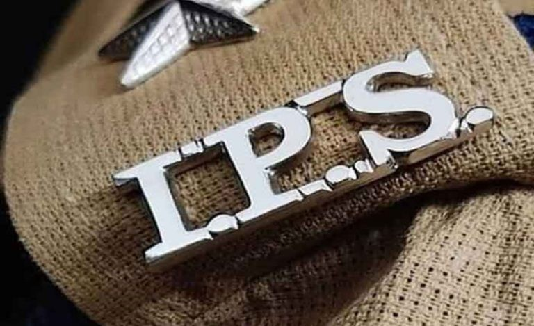 Ex-IPS Officer Online Scam: હવે સાવધ રહેવાનો સમય છે! પોલીસના ઉચ્ચ અધિકારી પણ ન બચી શક્યા સાયબર ક્રાઈમથી, જાણો કેવી રીતે ૮.૧૦ કરોડની થઈ છેતરપિંડી 1 jdf89knl