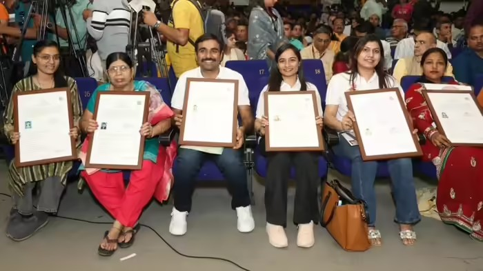 Pakistan Refugees CAA: 'હવે તમે ભારતના નાગરિક છો': હિંદુ, શીખ, બૌદ્ધ અને જૈન સમુદાયના લોકોને ગુજરાતના ડેપ્યુટી CM હર્ષ સંઘવીએ સર્ટિફિકેટ આપ્યા 1 Pakistan Refugees CAA