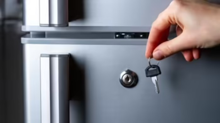 Fridge door lock benefits: ૯૯% લોકો નથી જાણતા ફ્રીજના લોકનો અસલી ફાયદો! કોમ્પ્રેસરની લાઈફ વધારવાથી લઈને ખાવાને તાજું રાખવા સુધી, આ છે લોકના પાંચ મોટા ફાયદા 1 vue57yis