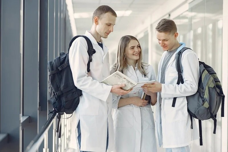 Non-Ivy League Medical Schools: અમેરિકાના બેસ્ટ મેડિકલ સ્કૂલ: ડૉક્ટર બનવું છે? આઇવી લીગ સિવાયના આ 5 ટોચના યુનિવર્સિટીમાં લો MD ડિગ્રી. 1 Non-Ivy League Medical Schools