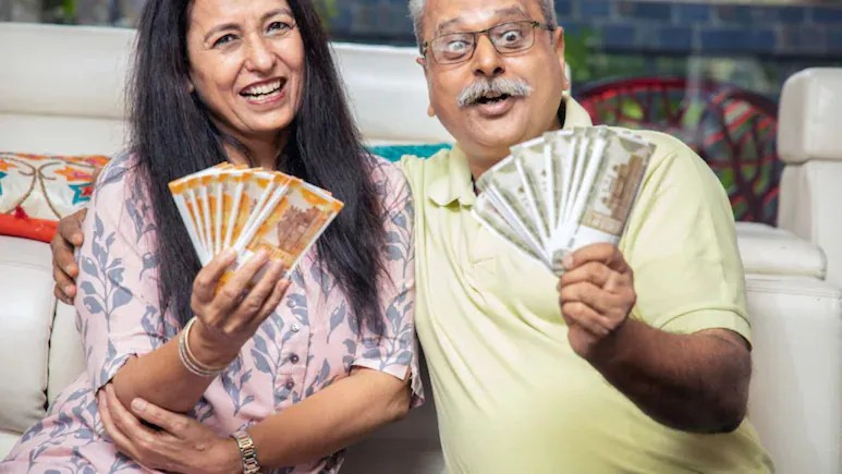 Atal Pension Yojana: ઘડપણની લાકડી બનશે અટલ પેન્શન યોજના: દર મહિને ૨૧૦ રૂપિયાનું રોકાણ અપાવશે ૫૦૦૦નું પેન્શન, જાણો સરકારની આ શાનદાર સ્કીમની વિગતો 1 176bggg8