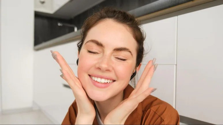 Skincare Tips: મોંઘી ક્રીમ છોડો અને આ ૪ ભૂલો સુધારો! રાત્રે સૂતા પહેલા આટલું કરશો તો સ્કીન નેચરલી ગ્લો કરશે 1