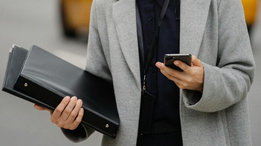 Mobile Privacy Indicators: ફોન હેક થયો છે કે નહીં તે આ રીતે જાણી શકાશે, કેમેરા અને માઈકનો વપરાશ બતાવતા આ સિક્રેટ ઇન્ડિકેટર્સને નજરઅંદાજ ન કરો 1 41q6j88k