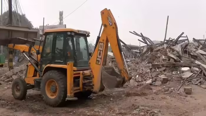 Delhi Demolition Action News: દિલ્હીમાં મોડી રાત્રે બુલડોઝર એક્શન પર પથ્થરમારો! ૫ તોફાનીઓની ધરપકડ, સપા સાંસદનું આવ્યું નામ 1