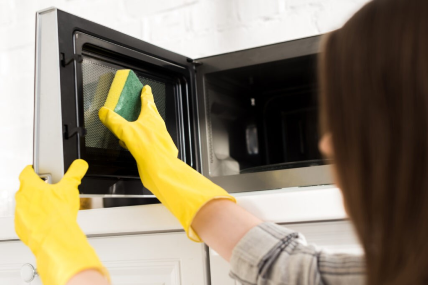 Microwave Cleaning Mistakes: માઇક્રોવેવની સફાઈમાં ન કરતા આ ભૂલ: મોંઘા ઓવનની ચમક થઈ શકે છે ગાયબ, જાણો સફાઈની સાચી અને સુરક્ષિત રીત 1 70p7wsr8