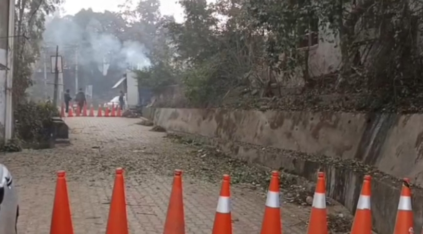 Himachal Nalagarh Explosion: નવા વર્ષના પહેલા જ દિવસે હિમાચલમાં 'ધડાકો', પોલીસ સ્ટેશનની દીવાલ પાસે બ્લાસ્ટ, નાલાગઢમાં બારીઓના કાચ ફૂટ્યા અને લોકોમાં ફેલાયો ફફડાટ, આતંકી કાવતરું કે અકસ્માત? 1 Screenshot 1 1 2026 163139 www.amarujala.com