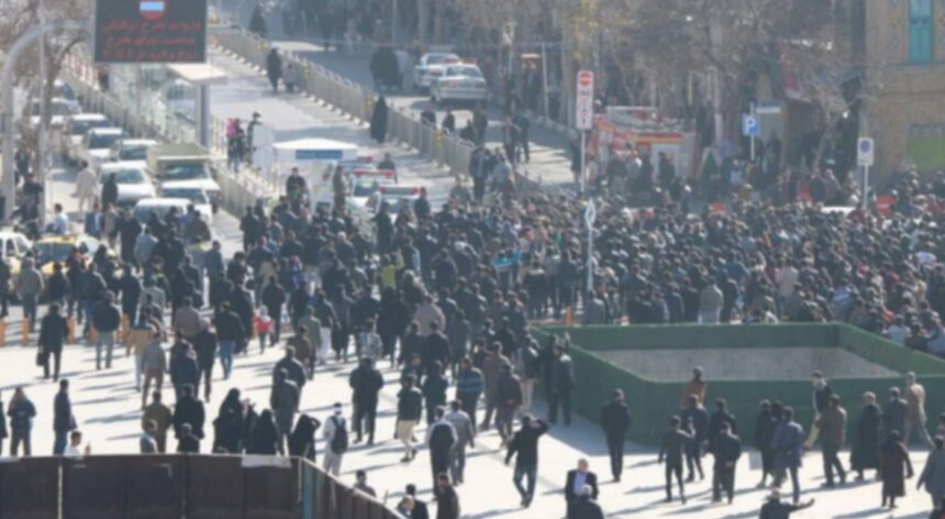 Iran Economic Protests 2026: ઈરાનમાં મોંઘવારીનો જ્વાળામુખી ફાટ્યો, રસ્તાઓ પર ઉતરી જનતા અને સુરક્ષા દળો વચ્ચે ખૂની ખેલ, જાણો કેમ સળગી રહ્યું છે ઈરાન! 1 Screenshot 2 1 2026 12456 www.amarujala.com