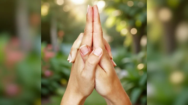 Kali Mudra Benefits: ટેન્શન અને બેચેનીથી મળશે મુક્તિ: આયુષ મંત્રાલયે જણાવી 'કાલી મુદ્રા' ની જાદુઈ તાકાત, જાણો કેવી રીતે મિનિટોમાં મન થશે શાંત અને વધશે આત્મવિશ્વાસ 1 aco6w26q