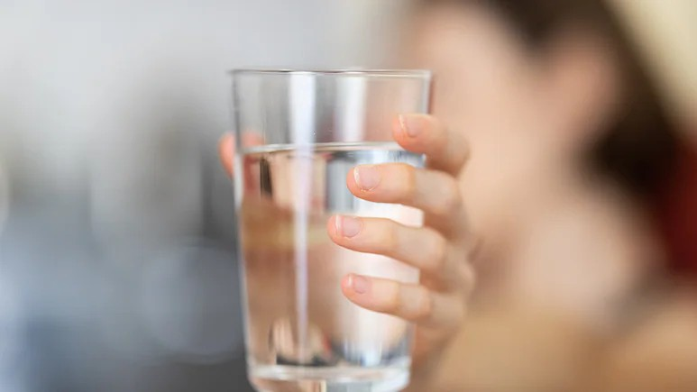 Winter Hydration Guide: શિયાળામાં ઠંડું પાણી કે ગરમ? જો તમે પણ કન્ફ્યુઝ હોવ તો આયુર્વેદનો આ નિયમ જાણી લો, સ્વાસ્થ્ય માટે કયું છે સૌથી બેસ્ટ? 1 cva5j2bn