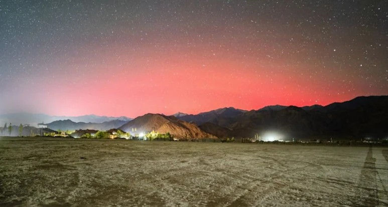 Solar Flare Warning: લદ્દાખમાં રાત્રે કેમ લાલ થઈ ગયું આકાશ? જાણો હાનલેમાં દેખાયેલા આ અદભૂત નજારા પાછળનું વિજ્ઞાન અને પૃથ્વી પર તોળાતો સોલર તોફાનનો ખતરો 1 dzzckd09