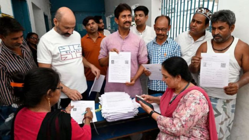 Voter List Revision SC Hearing: ૨૦૨૬ વોટર લિસ્ટ વિવાદ: શું SIR અભિયાન ગેરકાયદેસર પ્રવાસીઓ માટે હતું? સુપ્રીમ કોર્ટે ચૂંટણી પંચના આદેશ પર ઉઠાવ્યા ગંભીર સવાલ, જાણો કોર્ટમાં શું થઈ દલીલો 1 e433bu1r