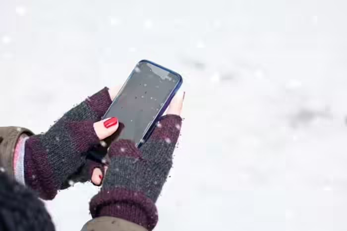 Winter Smartphone Care: ઠંડીમાં ફોનની બેટરી કેમ ઉતરી જાય છે? જાણો સ્માર્ટફોનને ફ્રીઝ થતો બચાવવાની ૫ ટિપ્સ, એક નાની ભૂલ ફોનને કરી શકે છે ડેડ 1 hs1e0vay