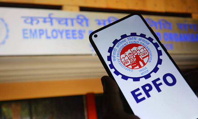 EDLI Insurance Scheme: પીએફ કપાત થાય છે તો તૈયાર રહો: તમને મળી રહ્યો છે ૭ લાખનો ફ્રી વીમો, જાણો નોકરીયાત લોકો માટે શું છે આ EDLI સ્કીમ 1 images