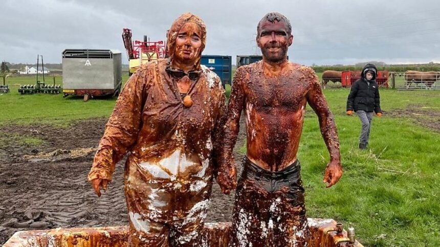 Scotland Wedding Traditions: દુનિયાની સૌથી વિચિત્ર લગ્ન વિધિ! વરરાજાને ગંદકીમાં લપેટી આખા ગામમાં કેમ ફેરવવામાં આવે છે? જાણો સ્કોટલેન્ડના આ અજીબ લગ્ન રિવાજ વિશે 1 p0hvwxmy