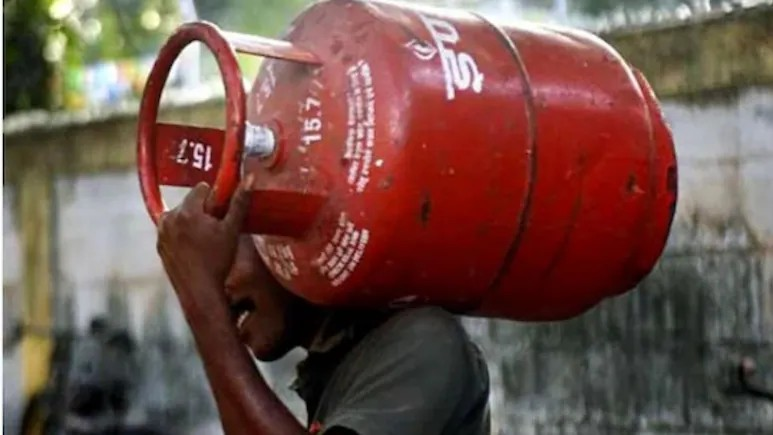 LPG Cylinder Weight Rules: ગેસ સિલિન્ડરમાં ઓછો ગેસ મળે તો શું કરવું જોઈએ? જાણી લો તમારા કામની વાત 1 vpq0omt7