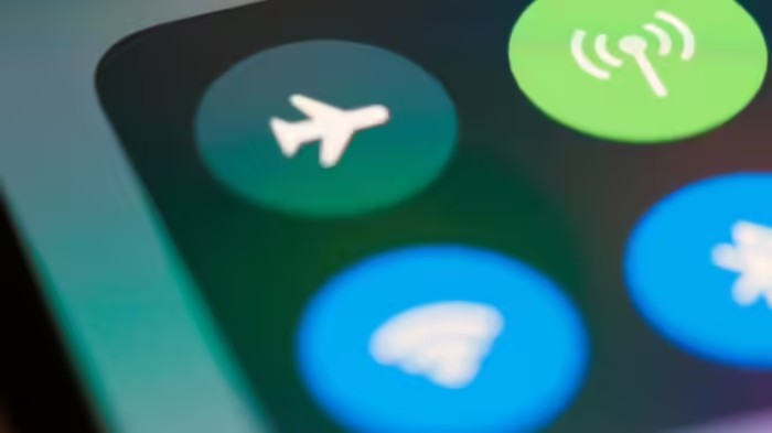 Airplane mode use: પ્લેનમાં જ નહીં, ઘરે પણ કામ લાગશે એરપ્લેન મોડ! સ્લો નેટવર્ક અને હેંગ થતા ફોનથી મળશે છુટકારો, જાણો આ ૪ જબરદસ્ત ફાયદા 1 w6uwsluh