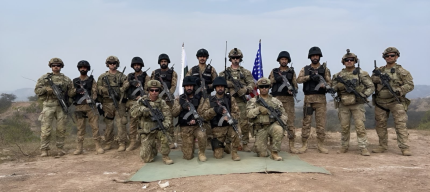 US-Pakistan Military Ties: અમેરિકાની બેવડી નીતિ: આતંકવાદના આકા પાકિસ્તાન સાથે કરી સૈન્ય ટ્રેનિંગ, ભારત સાથે દોસ્તી વચ્ચે અમેરિકાના પાખંડથી વધી શકે છે તણાવ 1 xy02dvr8