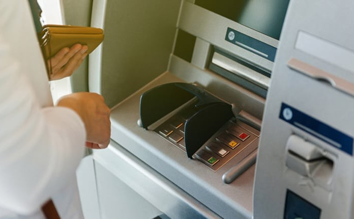 ATM Refund Rules: ATM માંથી પૈસા કપાયા પણ મળ્યા નહીં? ગભરાશો નહીં! જાણો RBI ના એ કડક નિયમો જે તમને અપાવશે દરરોજ ૧૦૦ રૂપિયાનું વળતર 1
