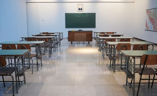 Gujarat student slapped teacher: શિક્ષિકાને લાફો મારનાર વિદ્યાર્થીની પોલીસે જાહેરમાં શાન ઠેકાણે લાવી: પંચમહાલની શાળામાં બનેલી શરમજનક ઘટનાનું CCTV ફૂટેજ વાયરલ થયા બાદ એક્શન; જાણો આખો મામલો! 1 5b0gqsyp