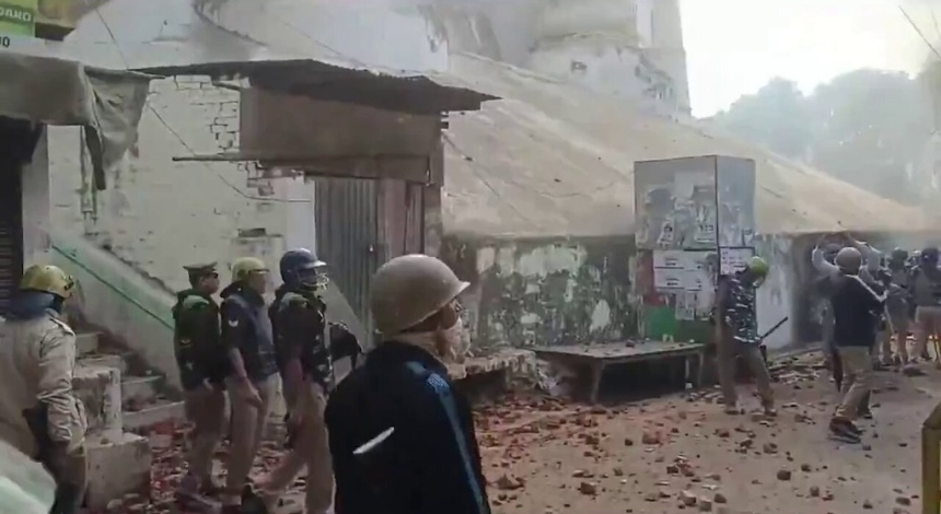 Sambhal Mosque Survey Violence: સંભલ હિંસા કેસમાં પોલીસ અધિકારીઓને મોટી રાહત: ઇલાહાબાદ હાઈકોર્ટે નીચલી અદાલતના FIR નોંધવાના આદેશ પર લગાવી રોક; જાણો શું છે સમગ્ર કાનૂની વિવાદ! 1 8f5m39il