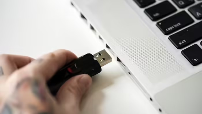 USB Pen Drive Design Secrets: પેન ડ્રાઈવ પર કેમ હોય છે આ ચોરસ હોલ્સ? જાણો ગ્લોબલ USB-IF સ્ટાન્ડર્ડના નિયમો અને તમારા ગેજેટને વાપરવાની સાચી રીત 1