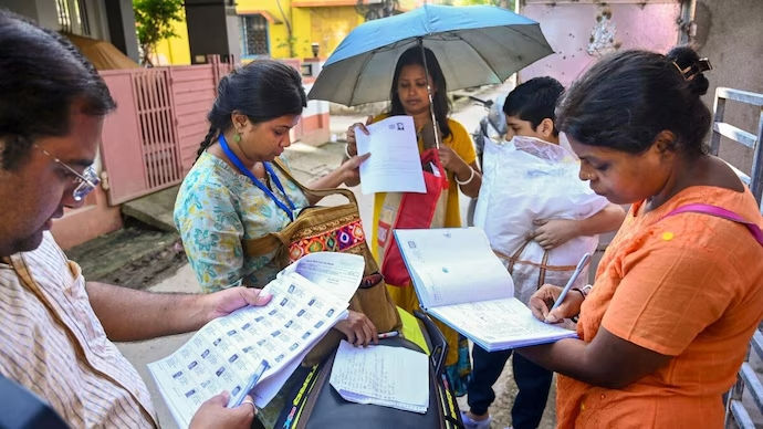 Election Commission Action: પશ્ચિમ બંગાળમાં ચૂંટણી પંચનું મોટું એક્શન: સાત અધિકારીઓ સસ્પેન્ડ, મતદાર યાદી સુધારણામાં ગેરરીતિના આક્ષેપ 1 ag9jc9tu