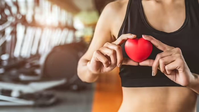 Heart Health Lifestyle Habits: મજબૂત હૃદય માટે ઉંમર મુજબ બદલો તમારી આદતો, ૨૦ થી ૭૦ વર્ષ સુધીના દરેક તબક્કા માટે જાણો 'હાર્ટ સ્પેશિયલ' ટિપ્સ 1 bra95fzj