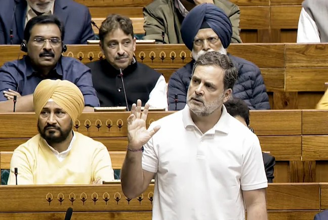 Rahul Gandhi Privilege Motion: રાહુલ ગાંધીની સાંસદ સદસ્યતા પર તોળાતું જોખમ? વિશેષાધિકાર ભંગનો પ્રસ્તાવ અને ઇન્દિરા ગાંધી જેવો ઇતિહાસ દોહરાવવાની ચર્ચાઓએ જગાવ્યો રાજકીય ગરમાવો 1