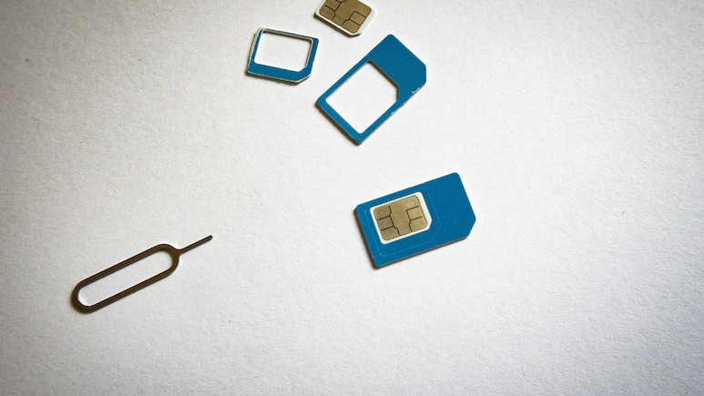 Does a SIM card really contain gold: સિમ કાર્ડમાં છુપાયેલો છે સોનાનો ખજાનો? ચીની વ્યક્તિના ૨૬ લાખના સોનાના દાવા પાછળનું શું છે અસલી સત્ય, જાણો ઈલેક્ટ્રોનિક કચરામાંથી કિંમતી ધાતુ કાઢવાની ટેકનિક અને તેના જોખમો વિશેની સંપૂર્ણ માહિતી 1 czpbh2g1