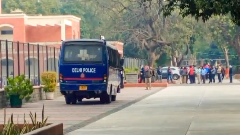 Delhi School Bomb Threat: દિલ્હીની ૯ શાળાઓને મળી બોમ્બથી ઉડાવી દેવાની ધમકી, પોલીસ અને બોમ્બ સ્ક્વોડની ટીમ ઘટનાસ્થળે 1 d03pn6ek bomb
