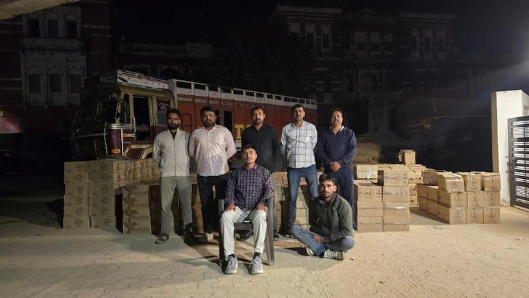 Gujarat Liquor Smuggling News: પાટણ LCB એ સિદ્ધપુર હાઈવે પરથી ઝડપ્યો 46 લાખનો વિદેશી દારૂ, રાજસ્થાનથી મહેસાણા જતી ટ્રકમાં શાકભાજીની આડમાં ચાલતી હતી સ્મગલિંગની મોટી રમત 1 ecjipolj