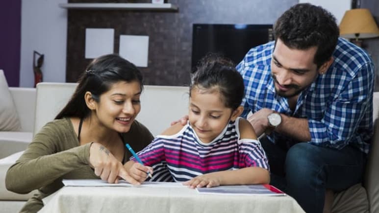 Positive Parenting Tips: જાણો 'પોઝિટિવ પેરેન્ટિંગ' ની એ જાદુઈ રીતો જે તમારા બાળકને બનાવશે નીડર અને સફળ 1 eq9f5blk parenting
