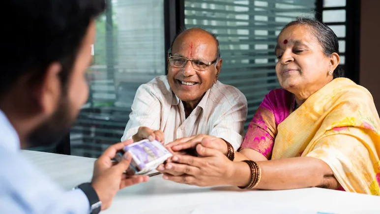 Post Office Senior Citizen Saving Scheme: નિવૃત્તિ પછીની આર્થિક આઝાદી: પોસ્ટ ઓફિસની આ સરકારી સ્કીમમાં રોકાણ કરી મેળવો દર મહિને ₹૧૭,૦૦૦ સુધીની ફિક્સ આવક 1 hhb9bbeg