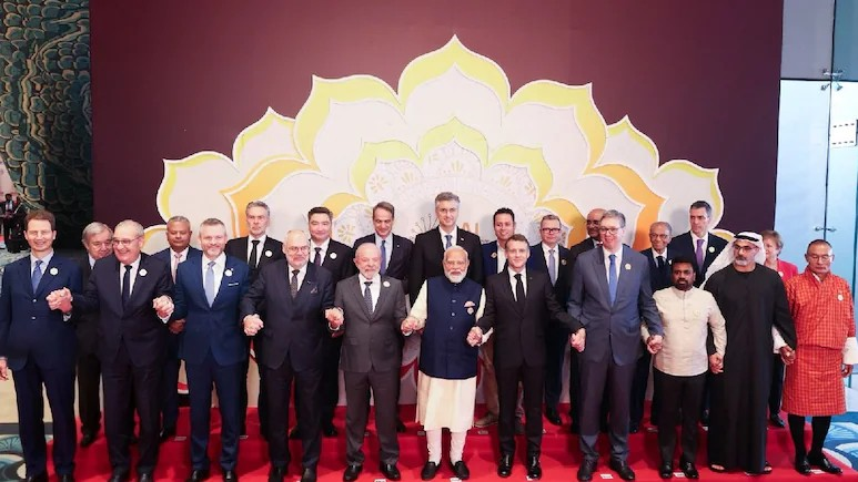 India AI Summit 2026: દિલ્હીમાં ટેકનોલોજી અને કૂટનીતિનો શક્તિશાળી સંગમ, AI સમિટમાં PM મોદીએ વિશ્વના શક્તિશાળી નેતાઓ સાથે કરી ભવિષ્યની ભાગીદારી 1 juei9qzu