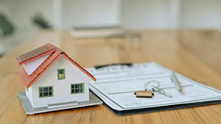 Bank Auction Property: સસ્તામાં ઘર ખરીદવાની શાનદાર તક: ૨BHK ના ભાવમાં મેળવો ૩BHK લક્ઝરી ઘર; બેંક ઓક્શનની પ્રોપર્ટી ખરીદતા પહેલા આ કાનૂની વાતોનું રાખો ધ્યાન અને બચાવો લાખો રૂપિયા! 1 n2c71lc9
