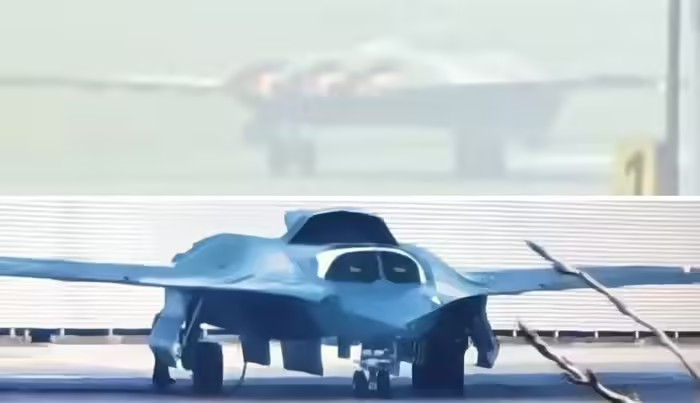 China 6th Gen Fighter J-36: ચીને બતાવ્યું દુનિયાનું પ્રથમ ૩ એન્જિનવાળું 6th Gen ફાઇટર જેટ; ૮૦૦૦ કિમીની રેન્જ સાથે પ્રશાંત મહાસાગર પર વધશે દબદબો, શું અમેરિકાના F-35 અને F-47 ને આપશે ટક્કર? 1 o25fpp1l