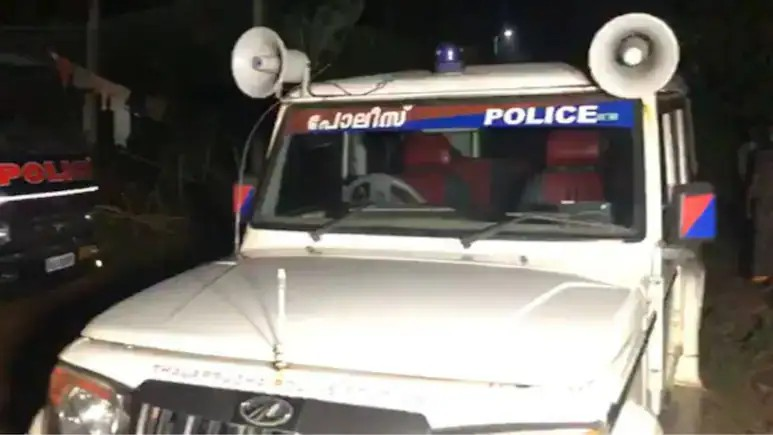 Kerala Explosives Seized: ડુંગળીની બોરીઓ વચ્ચે છુપાવ્યો હતો મોતનો સામાન: કેરળમાં ટ્રકમાંથી ૧૦,૫૦૦ થી વધુ જિલેટીન સ્ટીક્સ અને ડેટોનેટર ઝડપાયા; ગેરકાયદે ખનન કે કોઈ મોટું ષડયંત્ર? તપાસ તેજ! 1