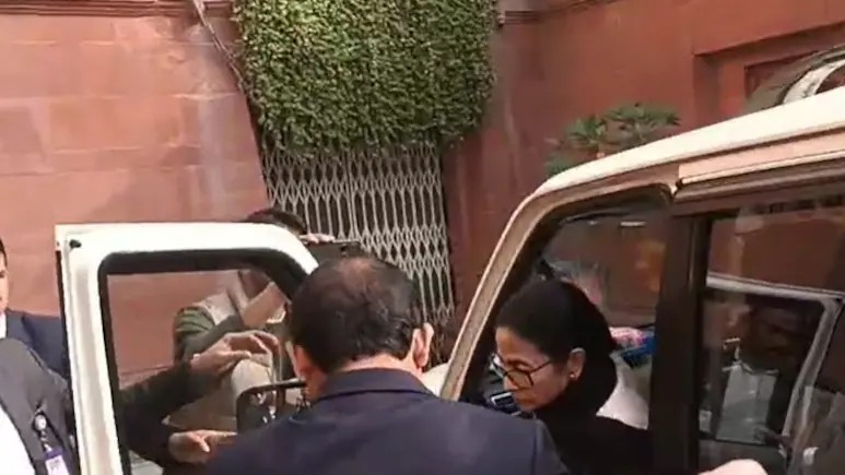West Bengal SIR Supreme Court Hearing: પશ્ચિમ બંગાળ SIR વિવાદ પર આજે સૌથી મોટી સુનાવણી! શું મુખ્યમંત્રી પોતે દલીલો કરીને ચૂંટણી પંચને ઘેરશે? મતદાર યાદીમાંથી ૪૦,૦૦૦ નામ હટાવવાના આરોપ અને 'જનતાના વકીલ' બનેલા મમતાના નવા અવતાર પર દેશભરની નજર 1 sb0e0knd
