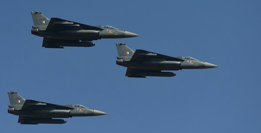 LCA Tejas Technical Issues: તેજસના ઉડાણ પર બ્રેક, 'વાયુ શક્તિ'ના રિહર્સલથી કેમ દૂર રહ્યું ભારતનું સ્વદેશી ફાઈટર પ્લેન? 1 sn4h1d46