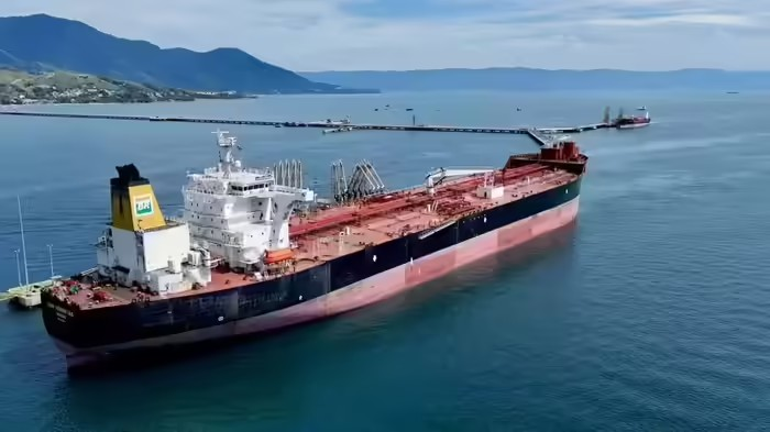 Iran Oil Tanker Seized Mumbai: સેન્સર બંધ કરી પાકિસ્તાન સીમામાં ૮ દિવસ ઘૂમતું રહ્યું ઈરાન સાથે જોડાયેલું તેલ ટેન્કર, ભારત આવતા જ થઈ મોટી કાર્યવાહી 1 v1ywbv7m