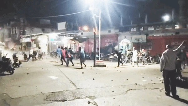 Jabalpur Seroha Stone Pelting: જબલપુરમાં આરતી સમયે લાઉડસ્પીકર મુદ્દે ભારે પથ્થરમારો, મંદિર-મસ્જિદ આમને-સામને હોવાથી આઝાદ ચોકમાં સ્થિતિ બની સ્ફોટક 1 wb1lo39t