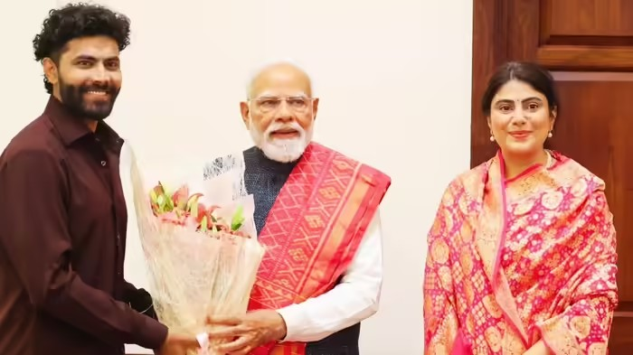 Rivaba Jadeja PM Modi Meeting: રિવાબા જાડેજાએ વડાપ્રધાન નરેન્દ્ર મોદી સાથે કરી ખાસ મુલાકાત; પતિ રવિન્દ્ર જાડેજા સાથે દિલ્હીમાં સંસદ ભવન ખાતે પીએમ મોદીના લીધા આશીર્વાદ, મુલાકાતને ગણાવી ગૌરવની ક્ષણ! 1