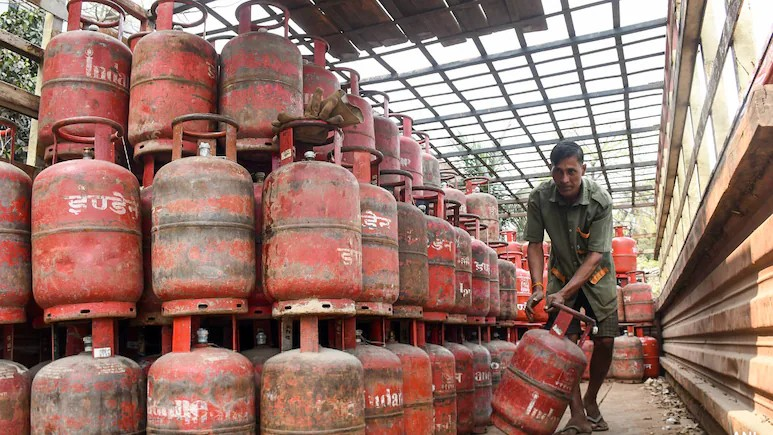 LPG ESMA India: LPG સિલિન્ડરની સંગ્રહખોરી રોકવા માટે સરકારનું મોટું પગલું, ESMA લાગુ કર્યો 1 881q8piw