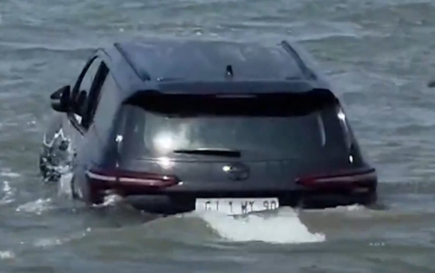 Gujarat Tourist Fortuner Goa Beach: હોટલ સ્ટાફનો બીચ પર કાર ધોવાનો આઈડિયા પડ્યો ઊંધો, ગોવામાં સમુદ્રમાં ડૂબતા બચી ગુજરાતના ટૂરિસ્ટની ફોર્ચ્યુનર 1 Screenshot 23 3 2026 9461 x.com