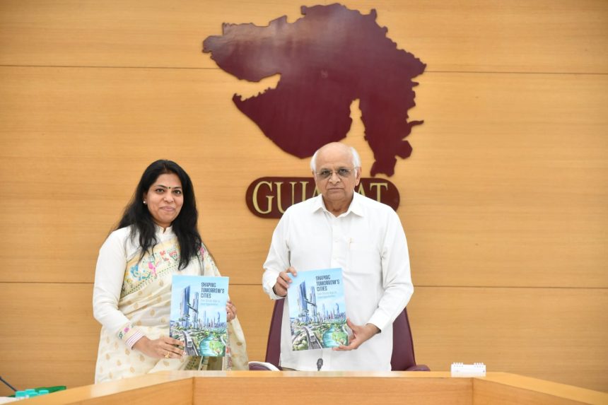 IAS Shalini Agrawal Book: સુરતને સ્વચ્છતામાં નંબર-૧ બનાવનારા IAS શાલિની અગ્રવાલે લખ્યું ખાસ પુસ્તક, મુખ્યમંત્રી ભૂપેન્દ્ર પટેલે કર્યું લોન્ચ 1 WhatsApp Image 2026 03 05 at 4.15.21 PM