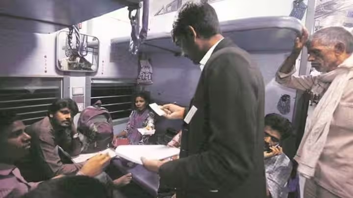 Railway Rules For ID Proof: ગ્રુપ કે ફેમિલી સાથે કરી રહ્યા છો મુસાફરી તો તરત વાંચી લો આ નિયમ, રેલવેએ કર્યો મોટો ફેરફાર 1 f07uwrsm