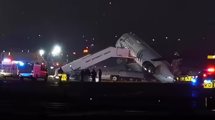 Air Canada LaGuardia Crash: રનવે પર હચમચાવનારી ટક્કર, લા ગાર્ડિયા એરપોર્ટ પર એર કેનેડાનું વિમાન ટ્રક સાથે અથડાયું 1 mf5br7bc